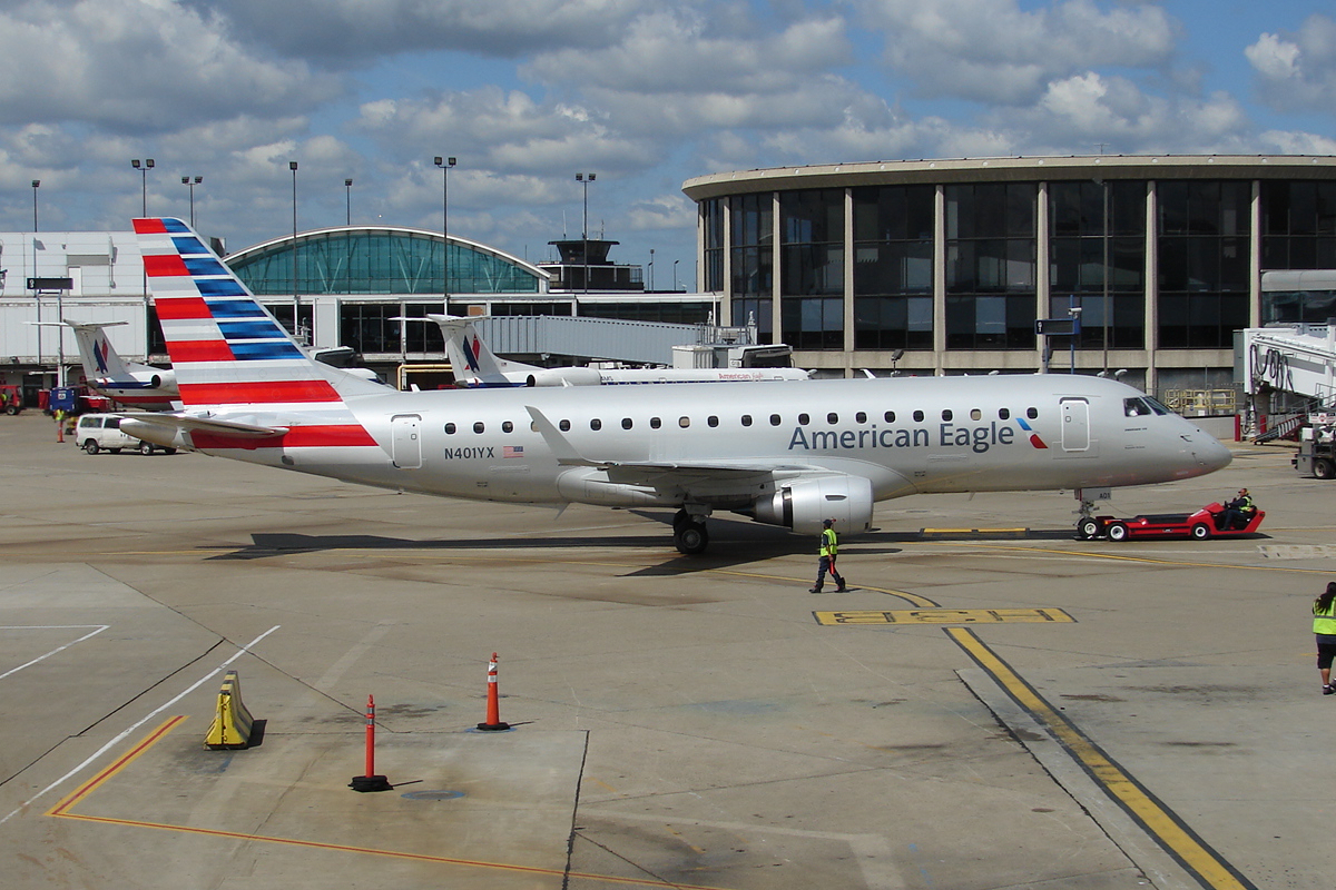 Republic Airways E175 (N401YX) (9510875952).jpg