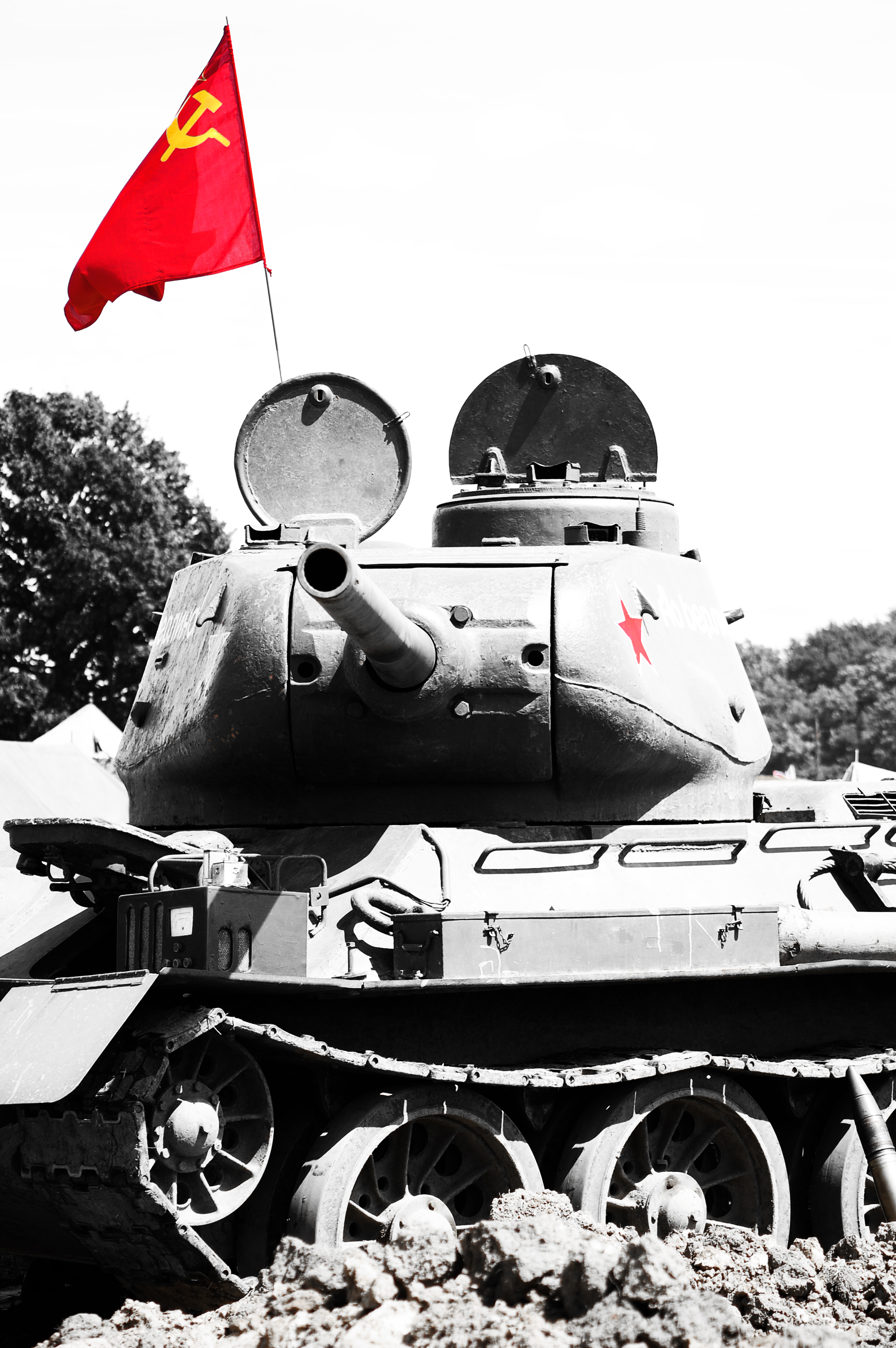 File:T-34-85 tank with the flag of the Soviet Union.jpg - Wikimedia Commons