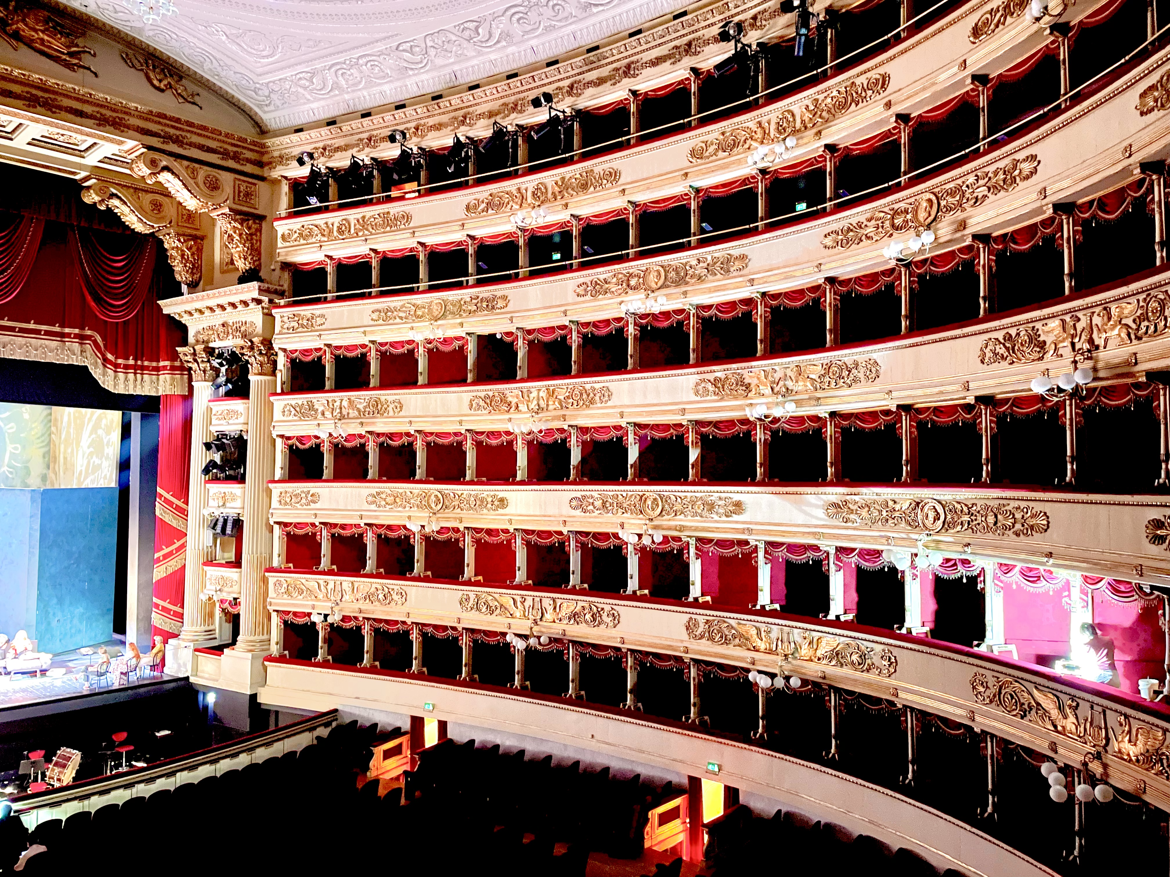 Dónde está el teatro lara en madrid