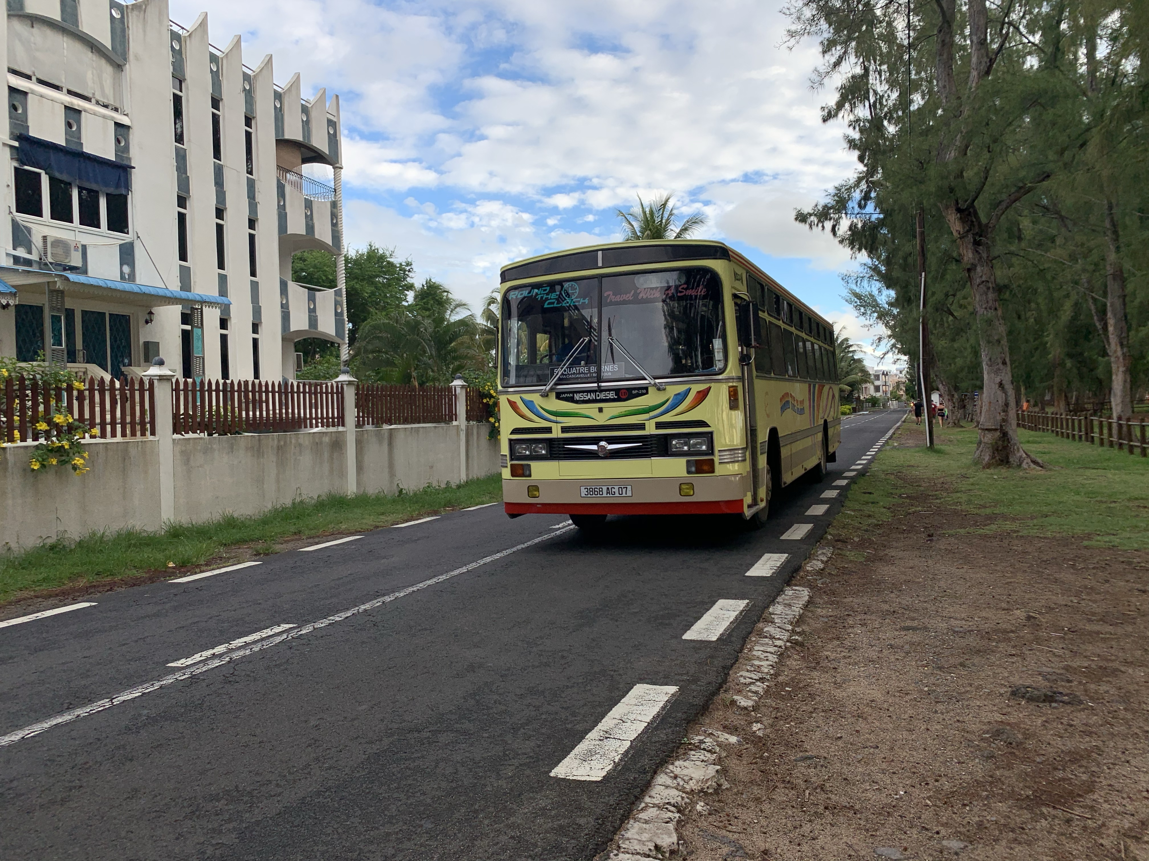 File Un Bus Scolaire A Flic En Flac Fevrier Jpg Wikimedia Commons