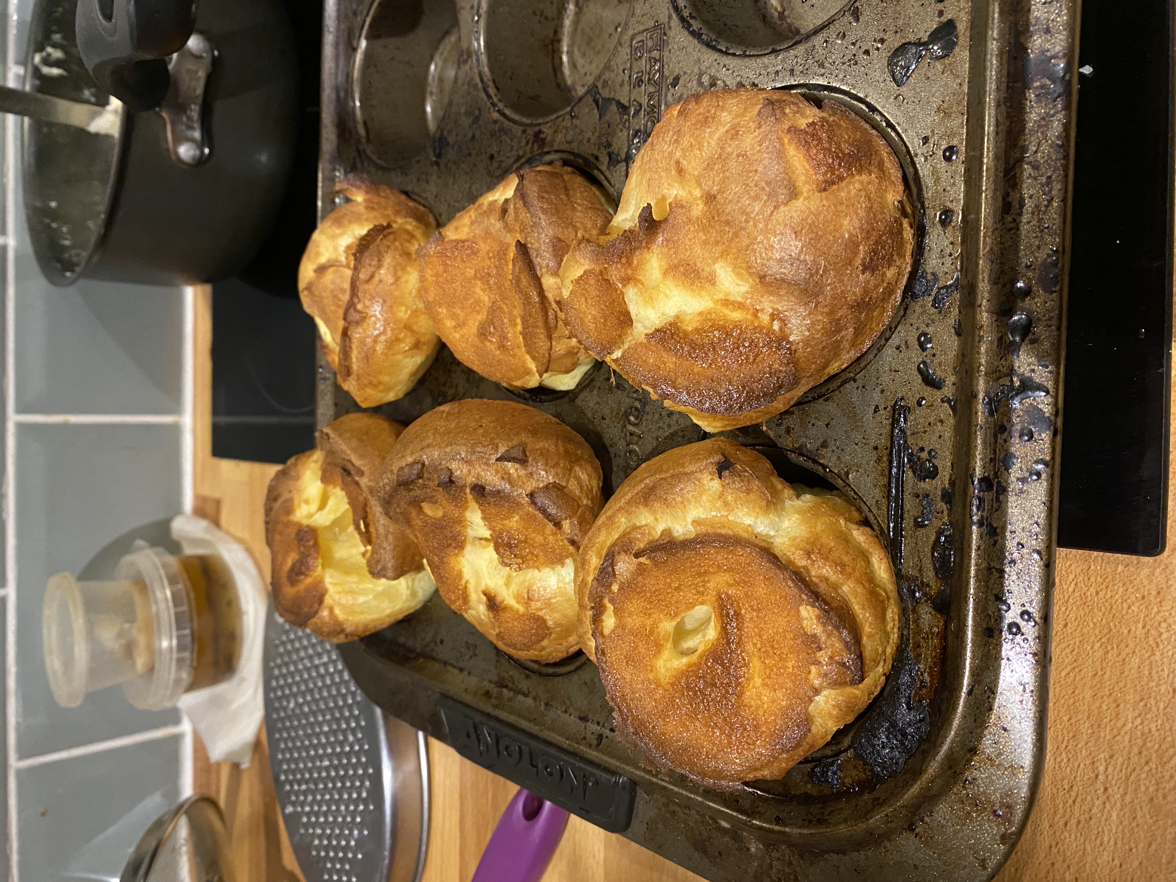 https://upload.wikimedia.org/wikipedia/commons/1/1a/Yorkshire_puddings_in_tin.jpg