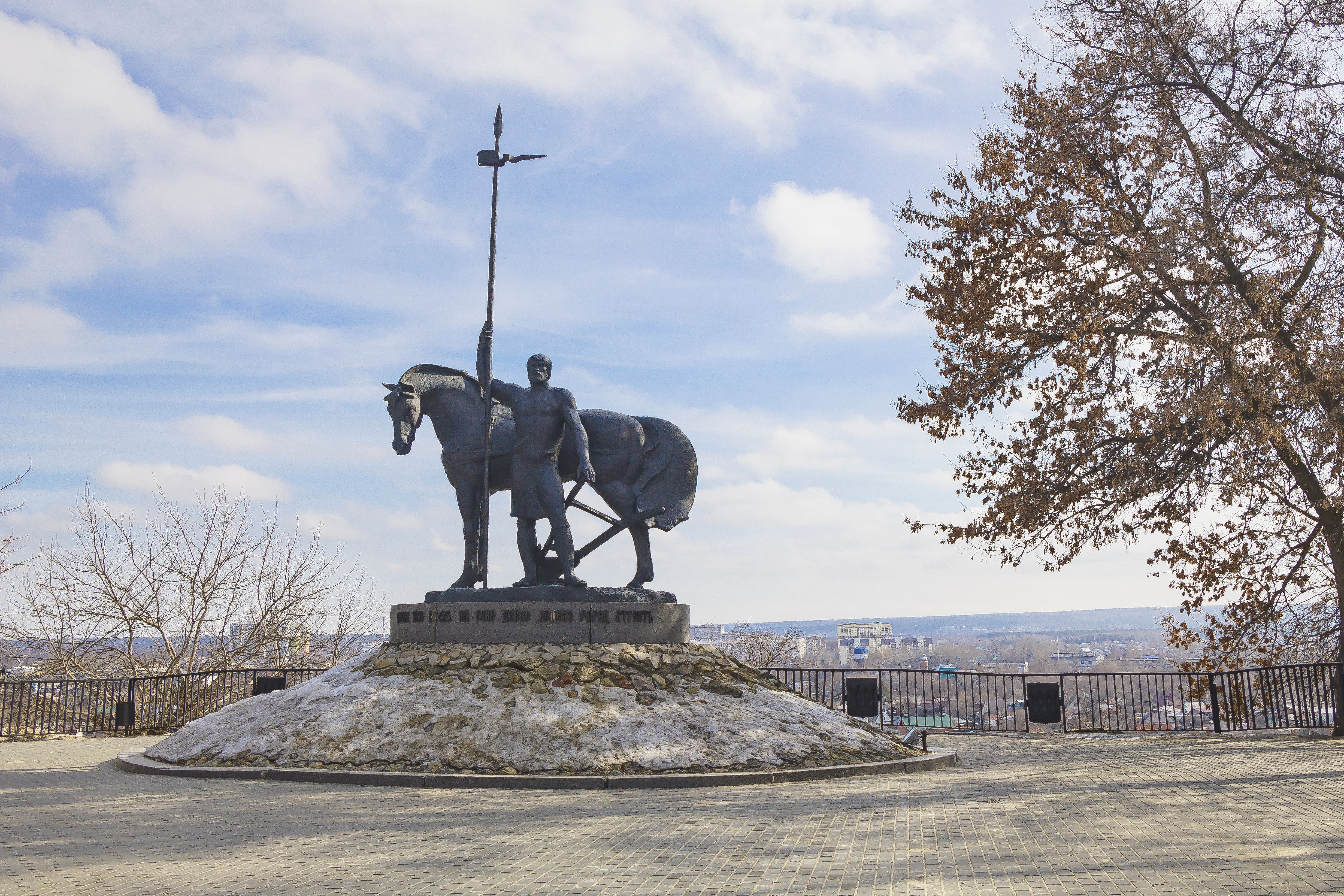 Памятник первопоселенец пенза фото