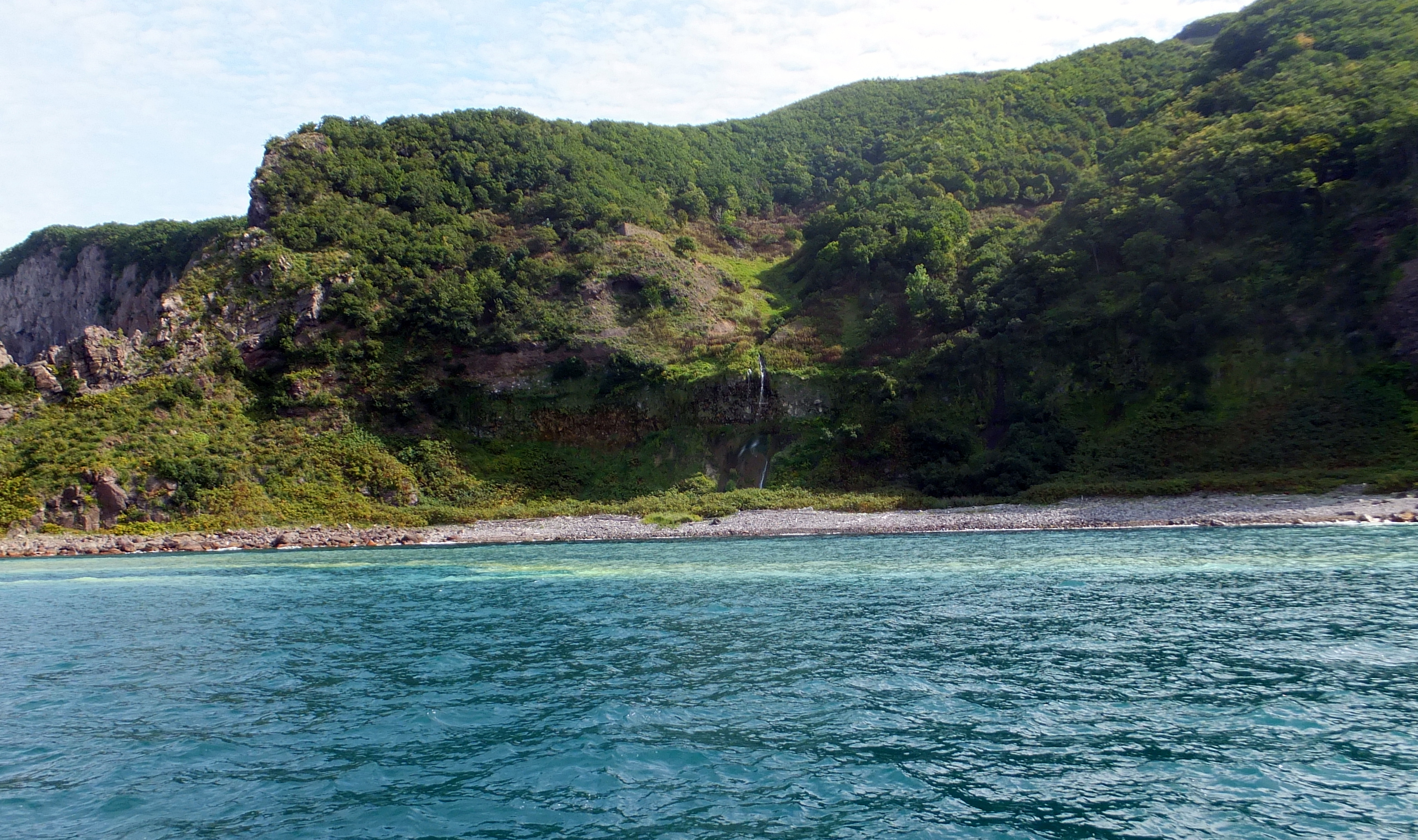 File カムイワッカの滝の水でエメラルドグリーンに変色した海 Panoramio Jpg Wikimedia Commons
