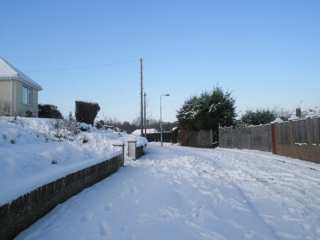 File:A snowy Ashwood Close - geograph.org.uk - 1653184.jpg