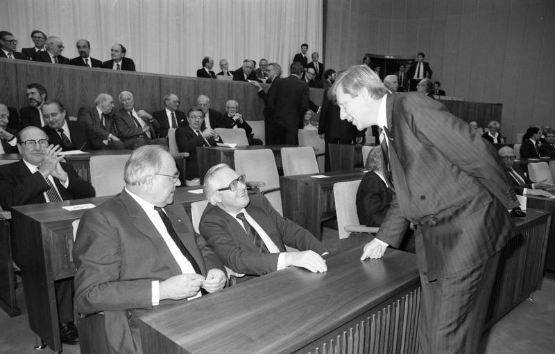 File:Bundesarchiv B 145 Bild-F079557-0031, Bonn, Gedenksitzung Bundesrat, Kohl, Vogel,Diepgen.jpg