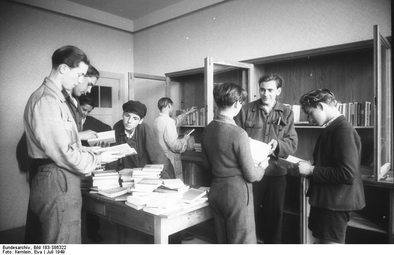 File:Bundesarchiv Bild 183-S86322, Berlin, in der Bibliothek der Niles-Werke.jpg