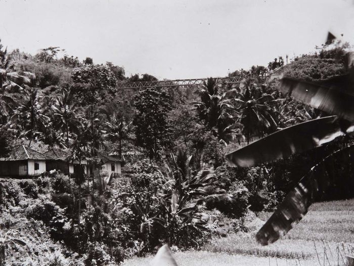 File:COLLECTIE TROPENMUSEUM Spoorbrug op het traject Batavia - Bandoeng TMnr 60016780.jpg