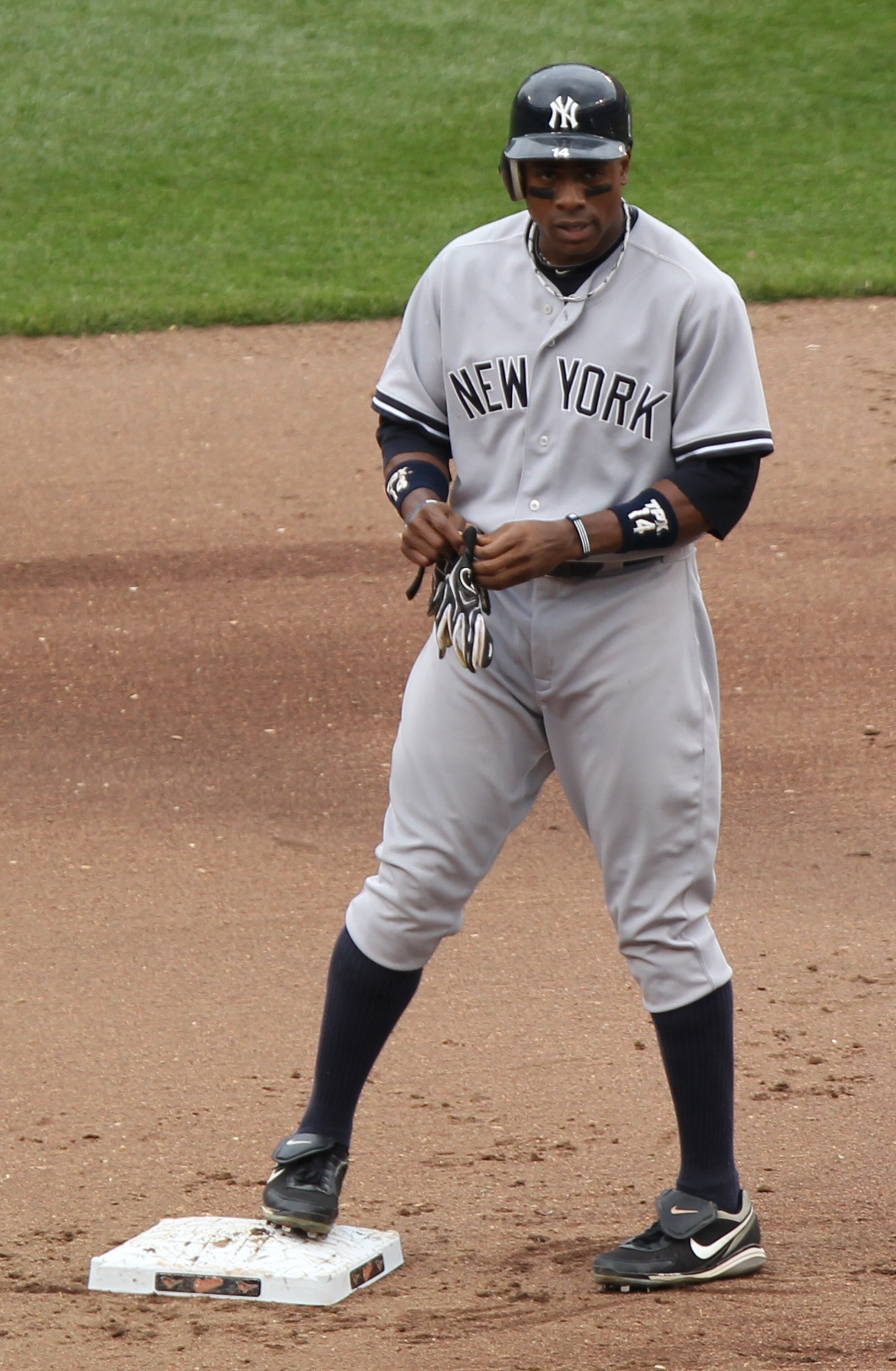 File:Curtis Granderson 2nd base 2011.jpg - Wikimedia Commons