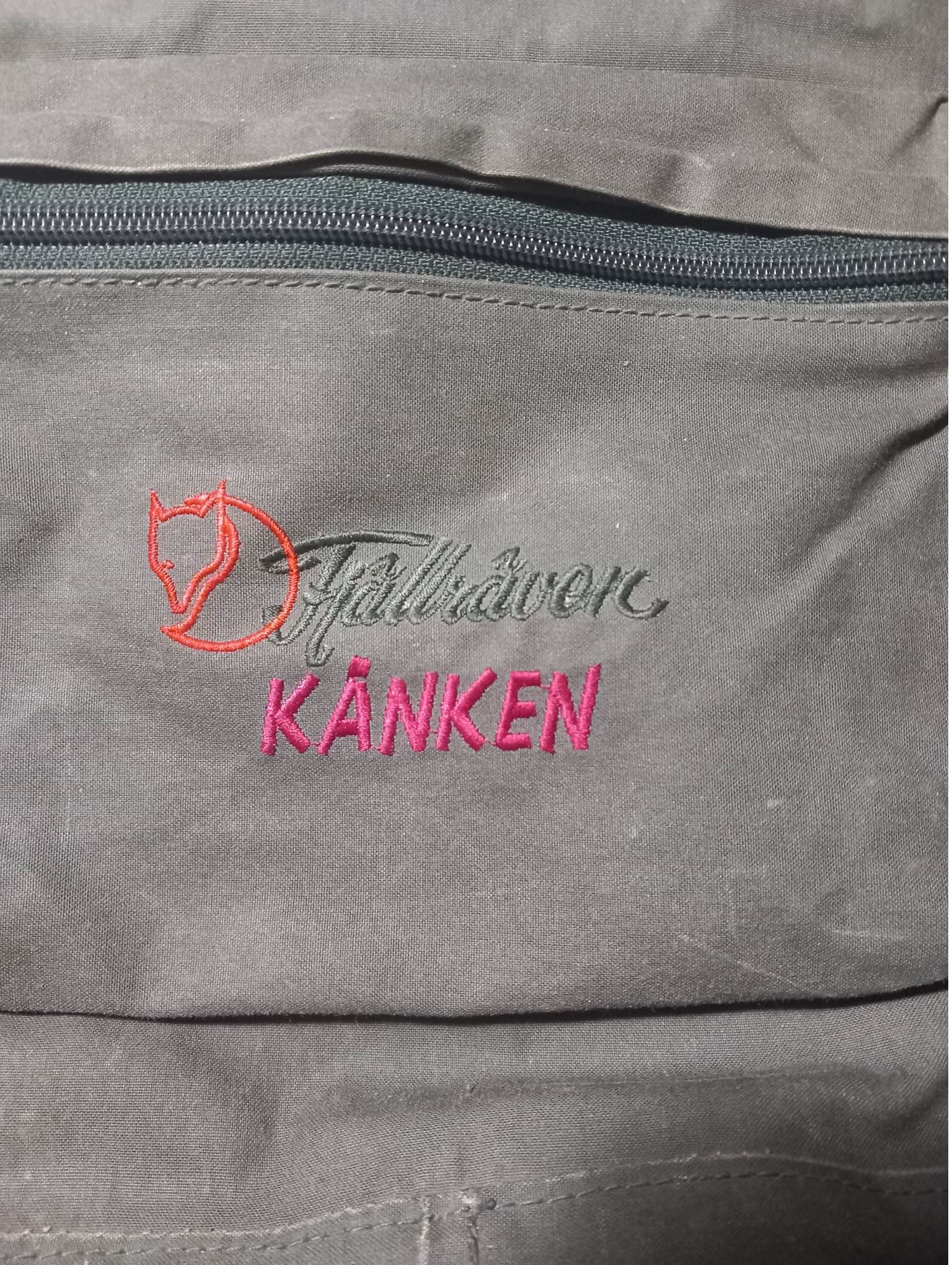 Grillig knuffel Misleidend File:Fjällräven logo on vintage Kånken backpack placed on the small pocket  from early 70ties.jpg - Wikimedia Commons