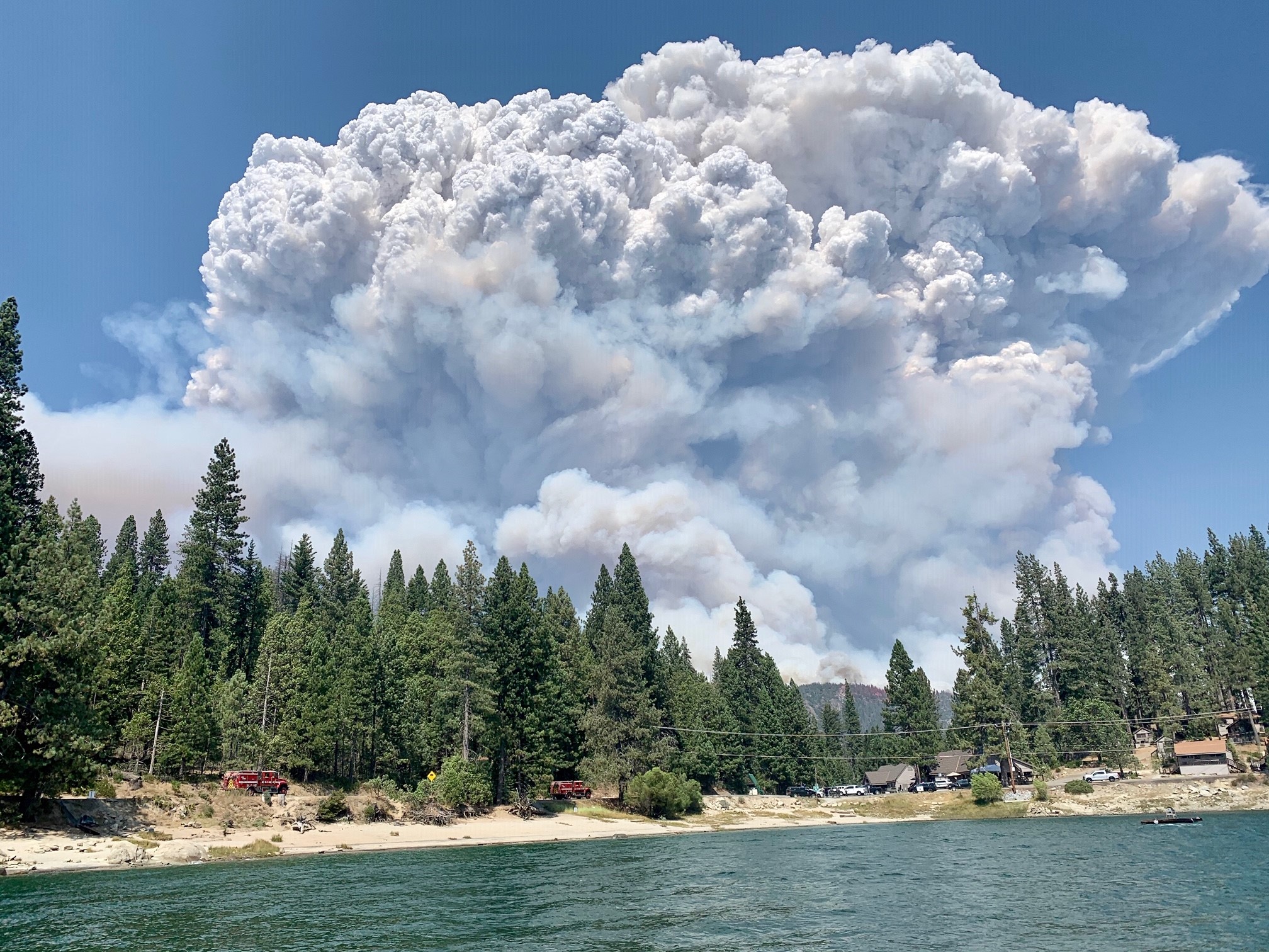 Creek Fire reaches Mammoth Pool Reservoir; military helicopters rescue over  150 people - Wildfire Today