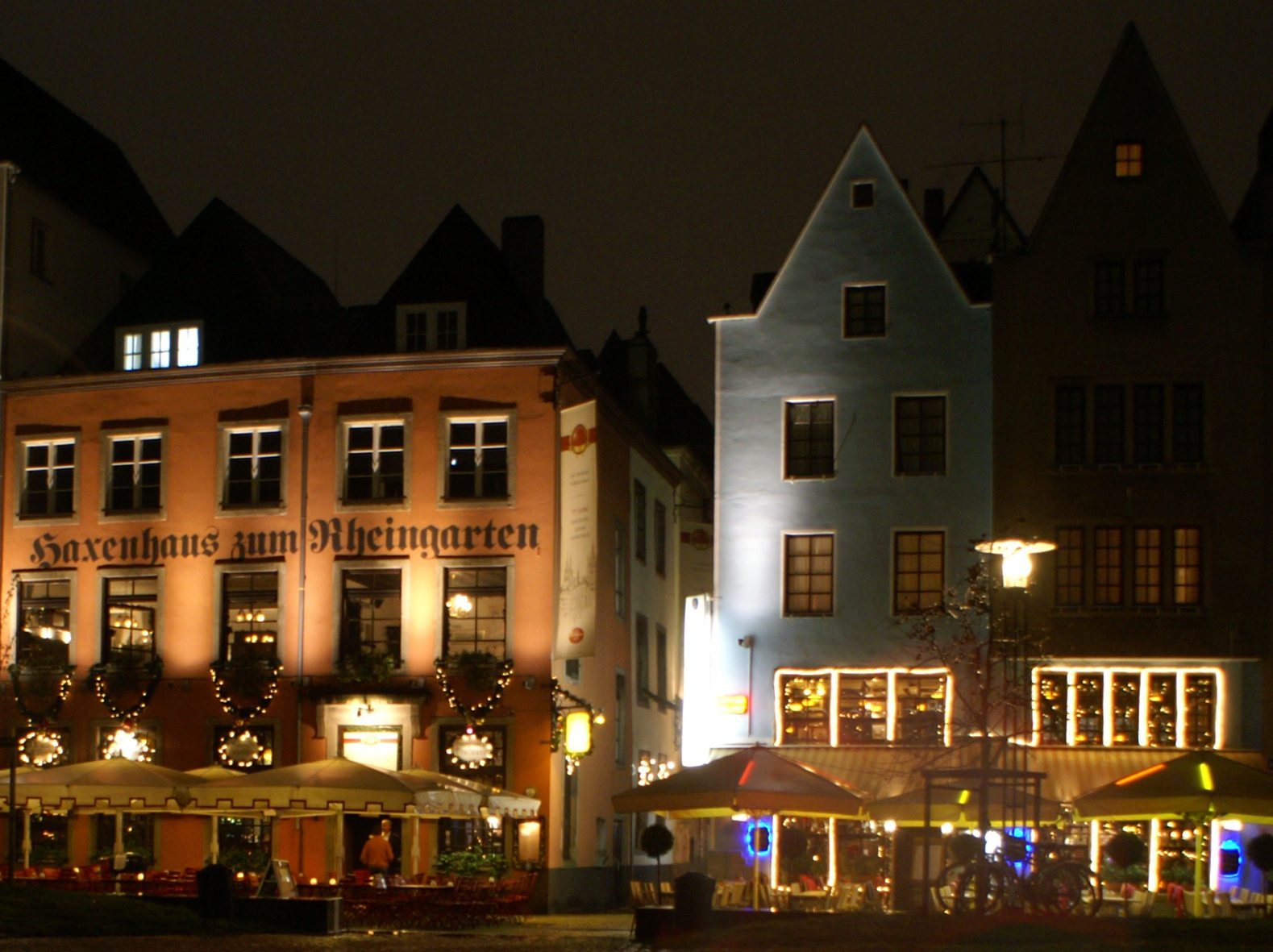 Das Haxenhaus am Rheingarten in Köln bei Nacht zur Weihnachtszeit 2010.