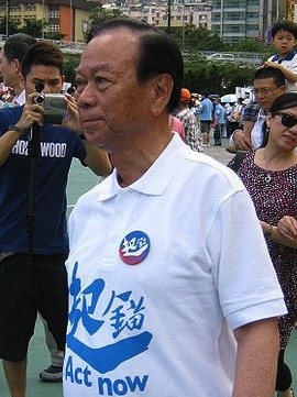 File:Lau Wong-fat at Victoria Park 20100619.jpg