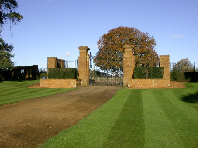 File:Main Gates of Upton House - geograph.org.uk - 73295.jpg