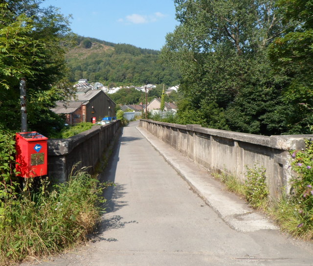 File:Narrow bridge across the River Taff, Abercynon - geograph.org.uk - 3076932.jpg