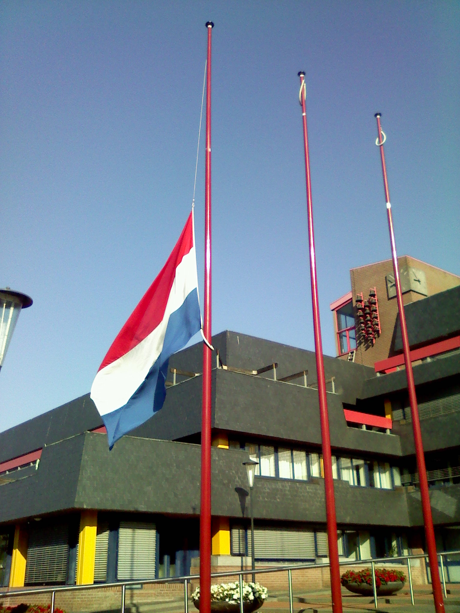 File:Nederlandse vlag halfstok voor stadhuis Hoorn.jpg ...
