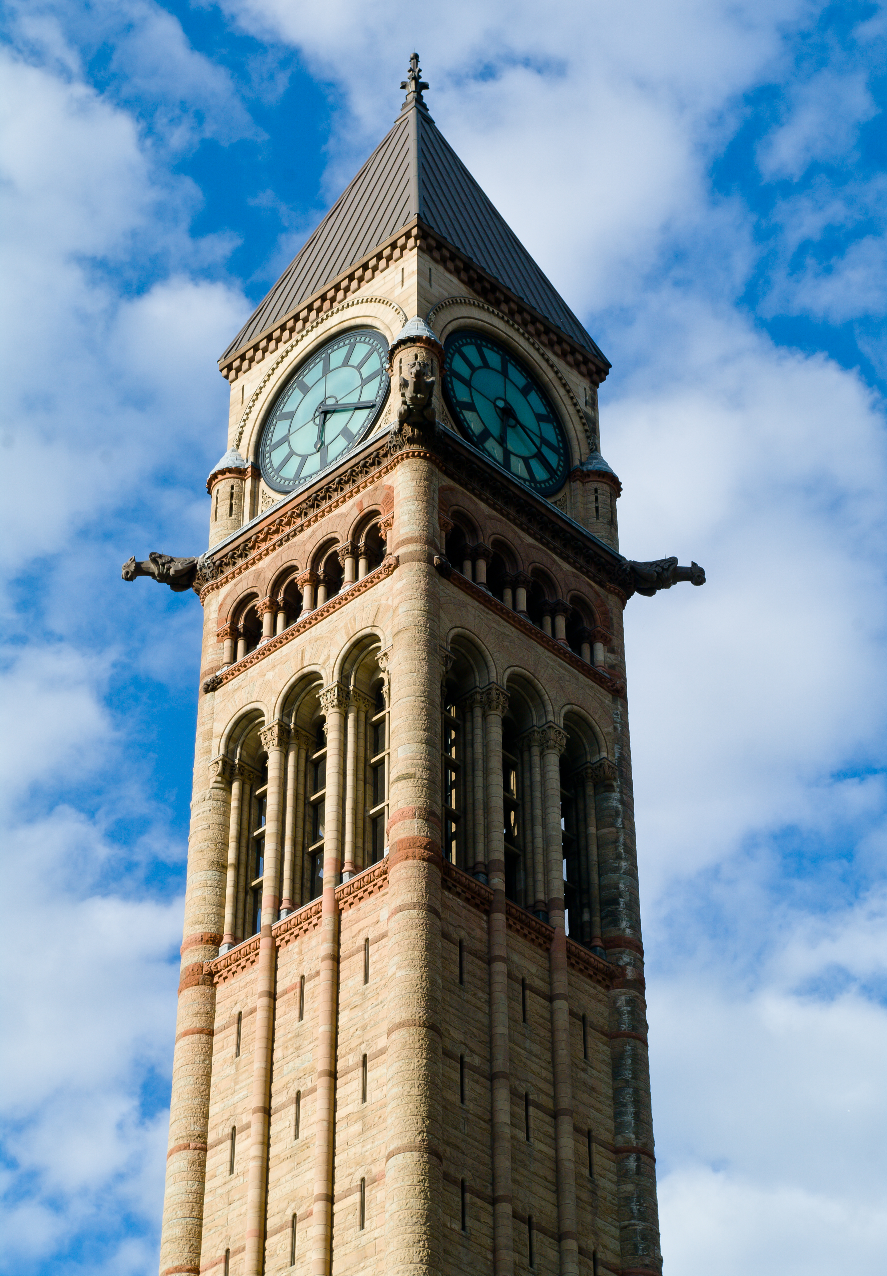 Башни Healy Hall