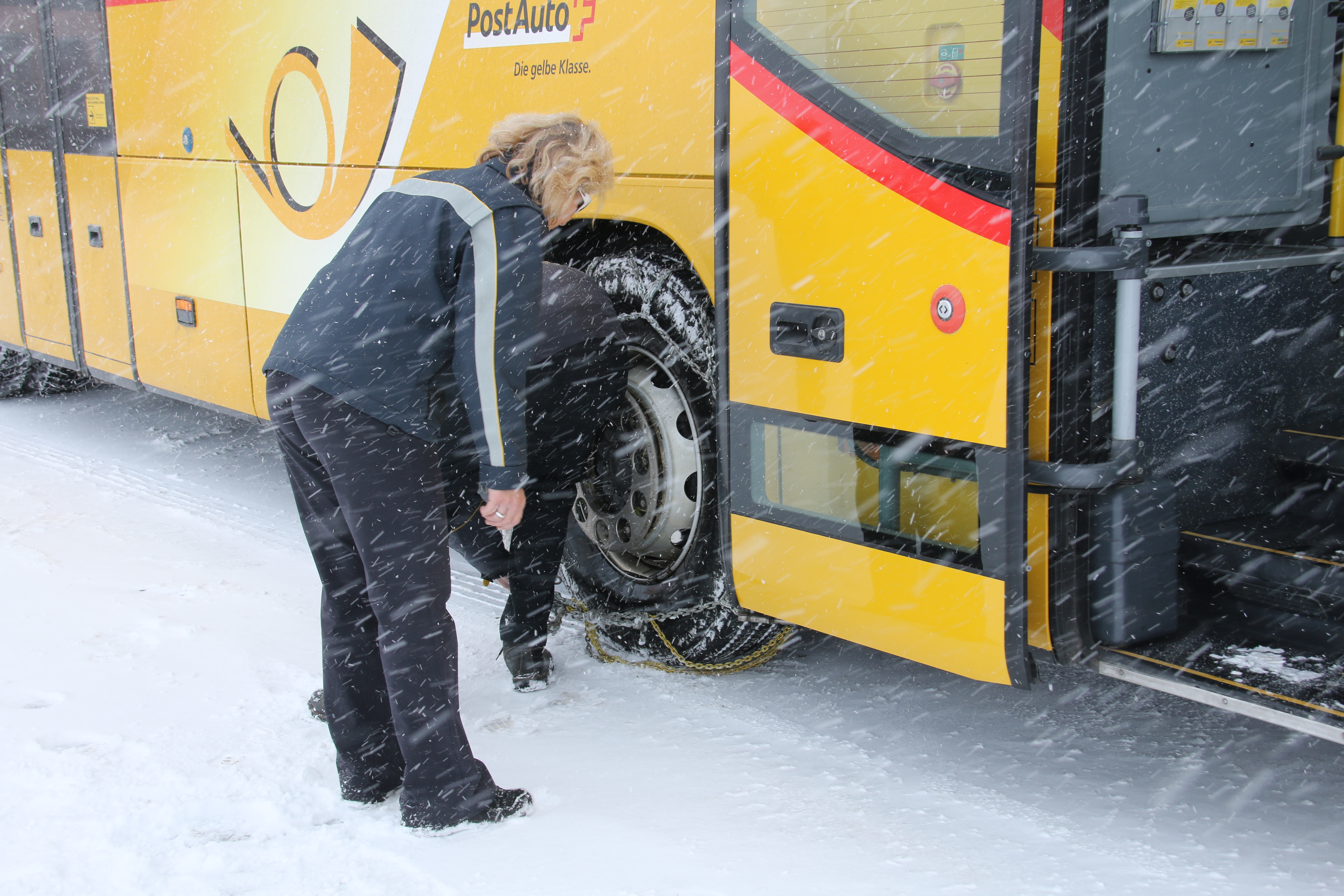 https://upload.wikimedia.org/wikipedia/commons/1/1b/Schneeketten_Montage_Postauto_%282019%29.jpg