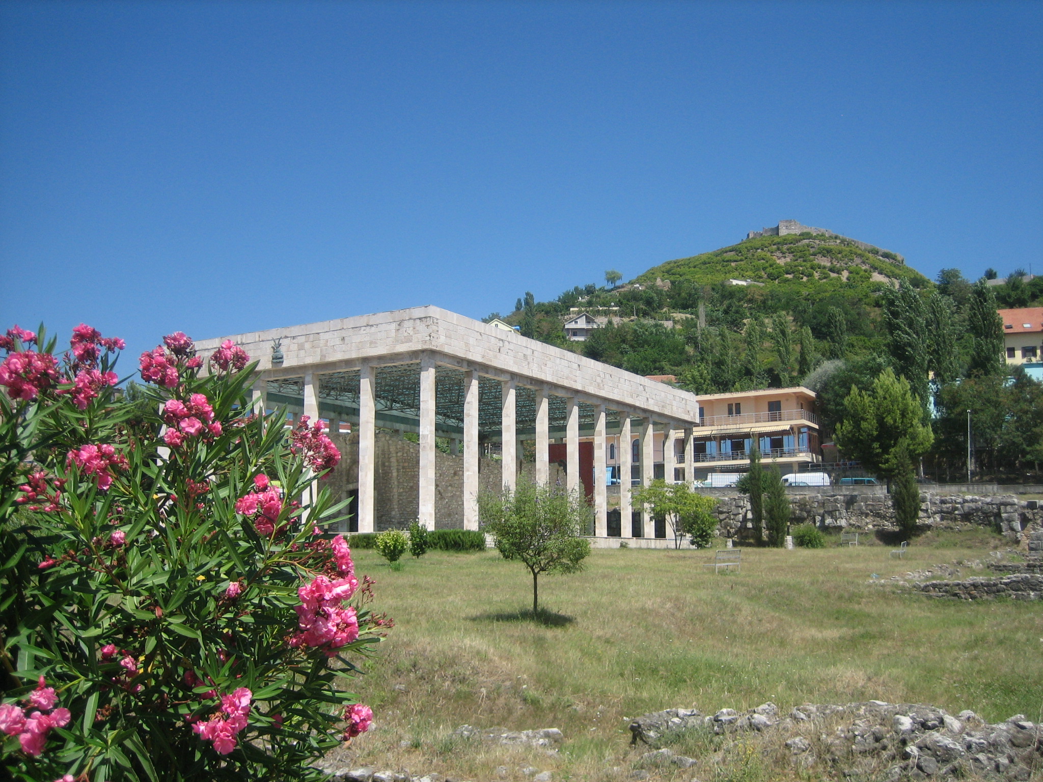 Skanderbeg grave and Lezhë Castle.jpg