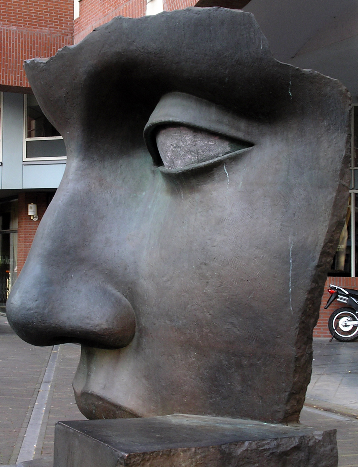 The Hague face statue left.JPG