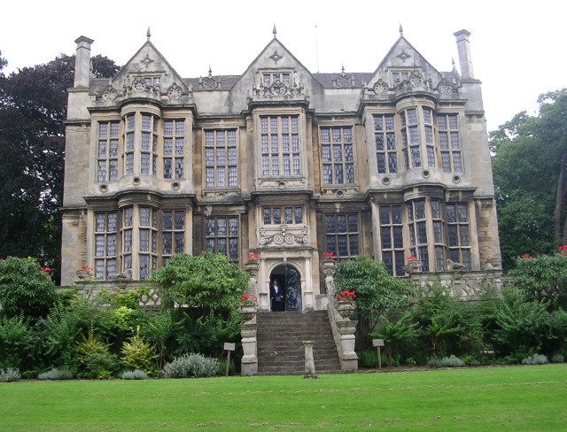 File:The Hall - Holt Road - geograph.org.uk - 945394.jpg