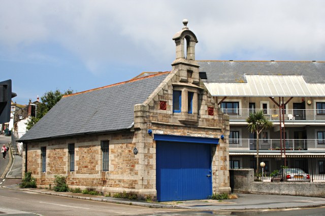 File:The Old Lifeboat House - geograph.org.uk - 498972.jpg