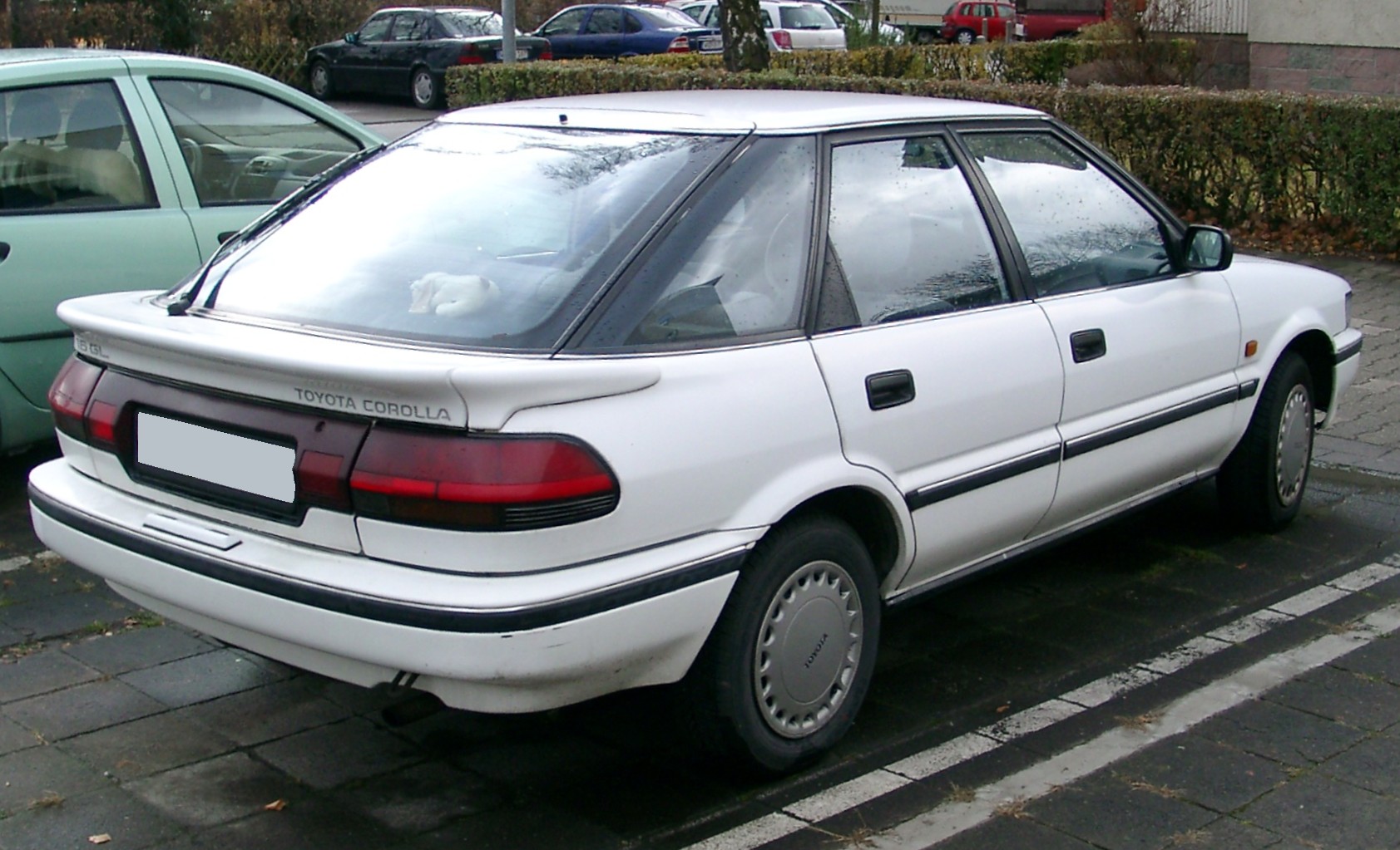 File:2019 Toyota Corolla Hatchback SE in silver, rear left.jpg - Wikimedia  Commons