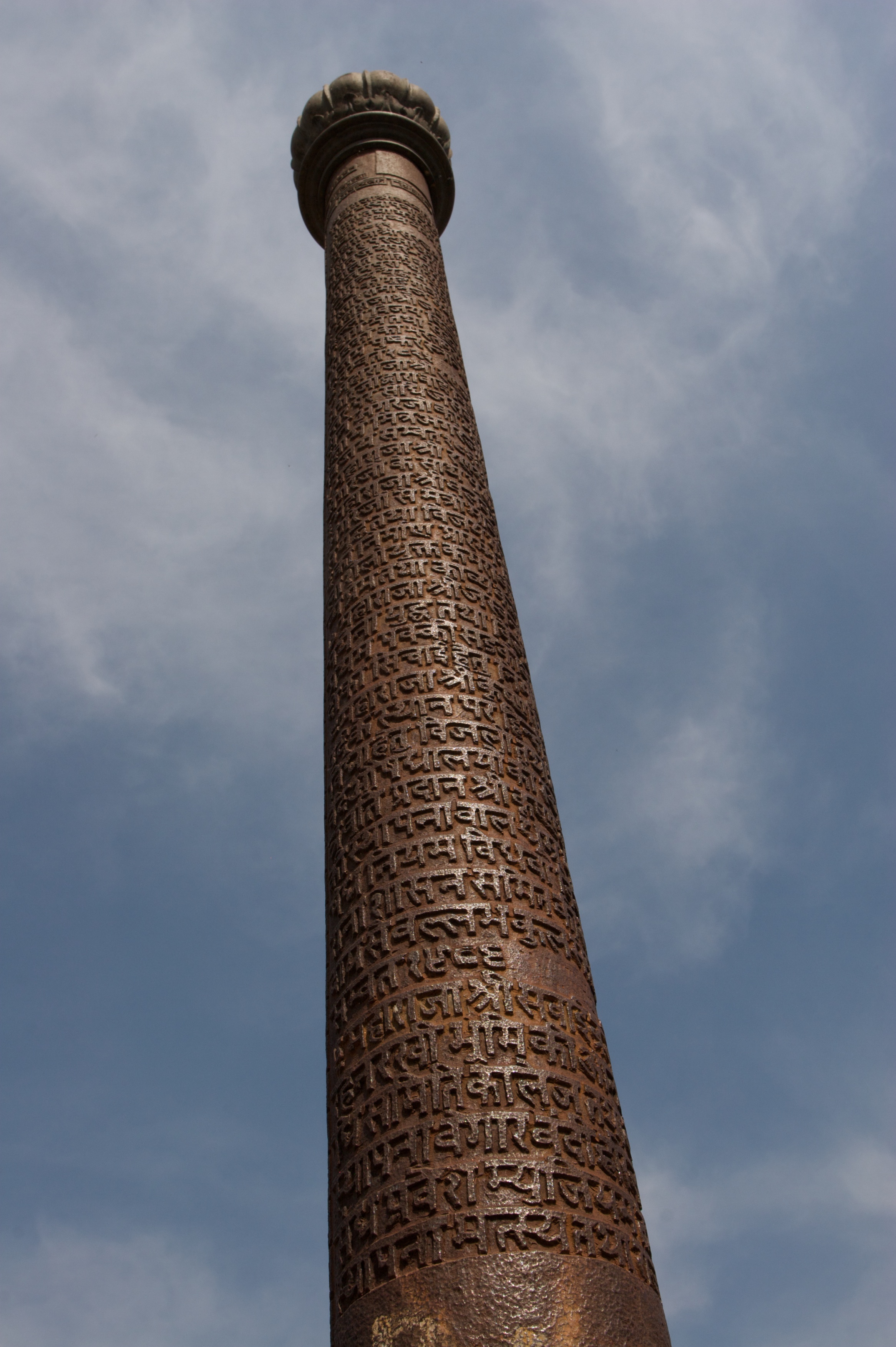Отлитую как говорят из чистого железа. Кутб Минар железная колонна. Железный столб в Индии чудо света. Железная колонна в Дели. Кутубская колонна в Индии.
