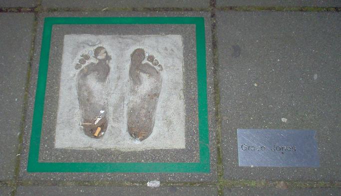 Huellas de Jones en el Paseo de la Fama de [[Róterdam