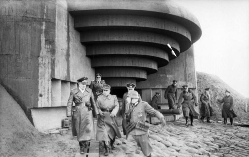 File:Bundesarchiv Bild 101I-719-0204-06A, Atlantikwall, Geschützbunker, Inspektion.jpg