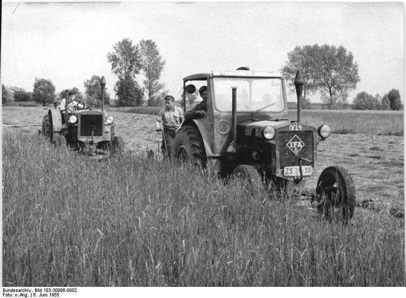 Bundesarchiv_Bild_183-30986-0002,_Axien,_Heuernte.jpg