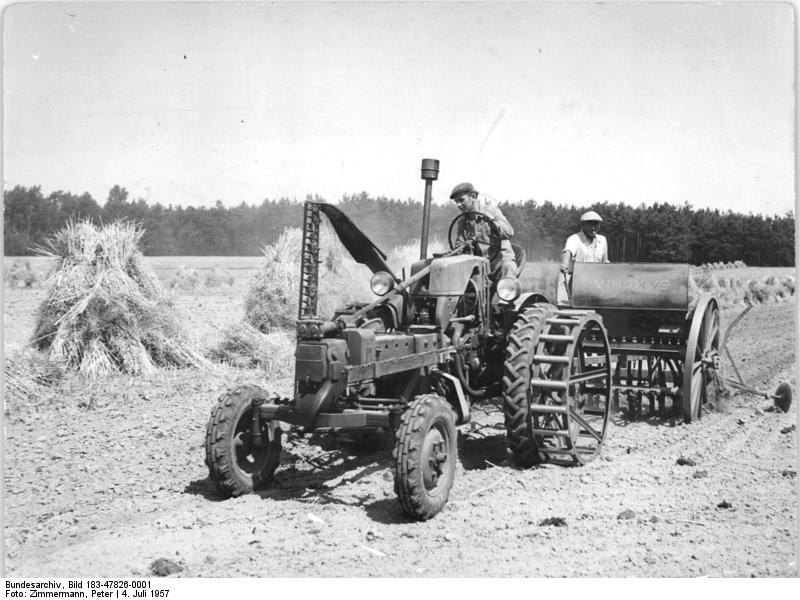 File:Bundesarchiv Bild 183-47826-0001, Pätz, Aussaat.jpg