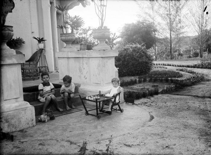 File:COLLECTIE TROPENMUSEUM Spelende Europese kinderen in de tuin van een woonhuis TMnr 10023863.jpg