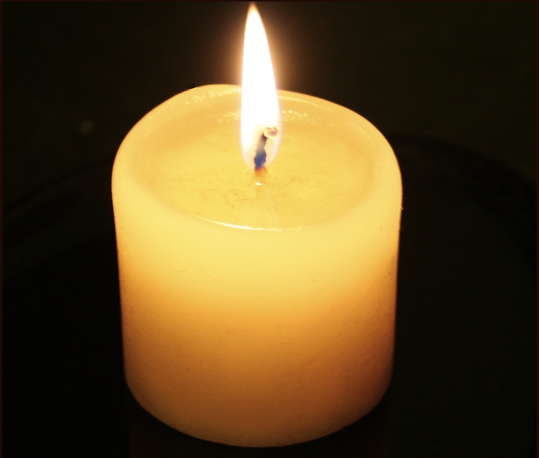 temperature of a wax candle flame