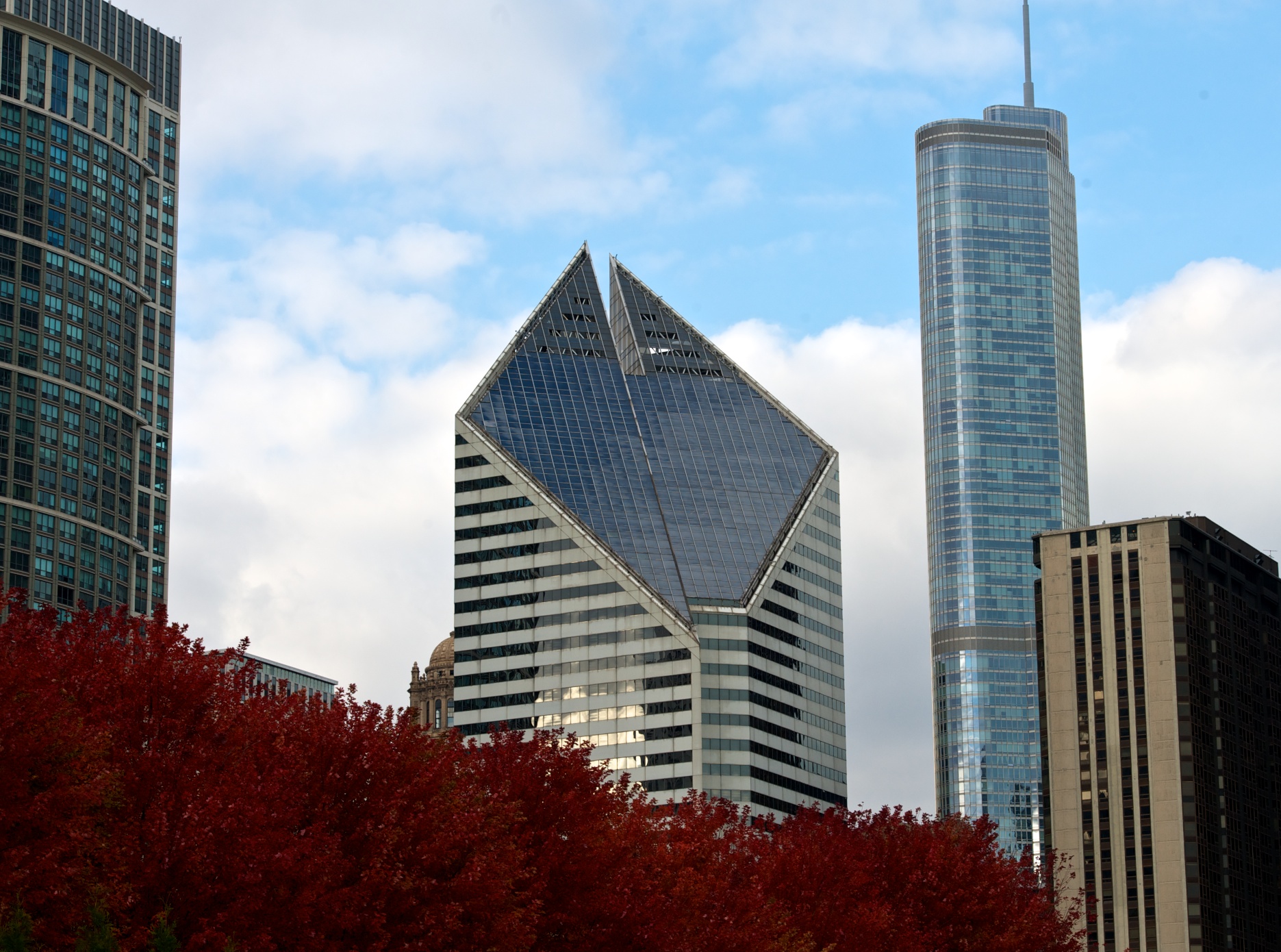 Building 1. Общение зданий. Здание с 1 рядом Окан. Crain communications building. Shaped building 0.