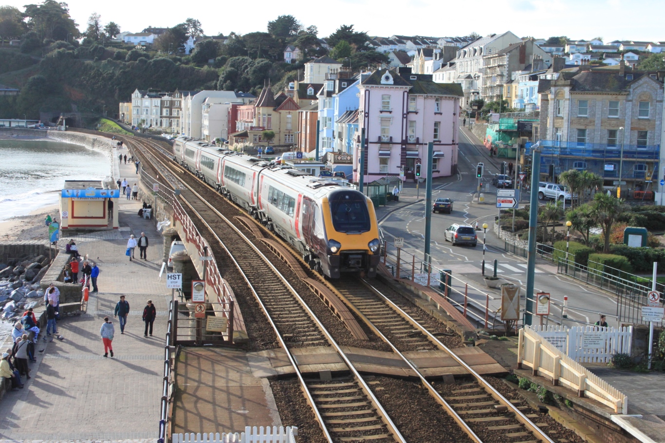 File:Dawlish - CrossCountry 221122 up train.jpg - Wikipedia