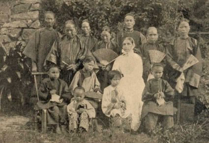 Schwester Martha Postler und chinesische Mädchen in Hongkong, 1900