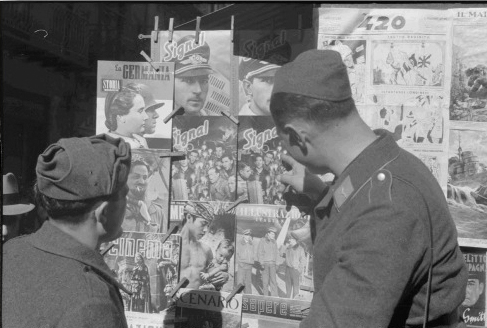 Soldados alemanes observando unos ejemplares de la revista signal en 1941