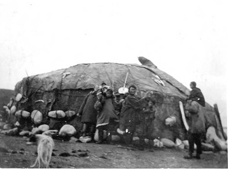 File:Eskimo family next to yaranga (hide tent) with dog in foreground,  Seward Peninsula, Alaska, between 1908 and 1915 (AL+CA 6449).jpg -  Wikimedia Commons