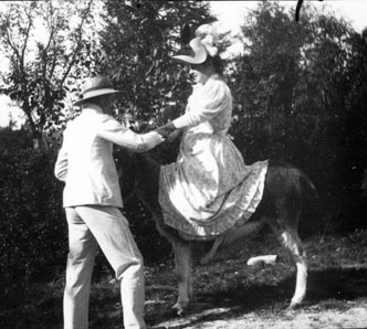 File:Georges et Marguerite sur un âne, Bélesta, octobre 1897 (3641530096).jpg