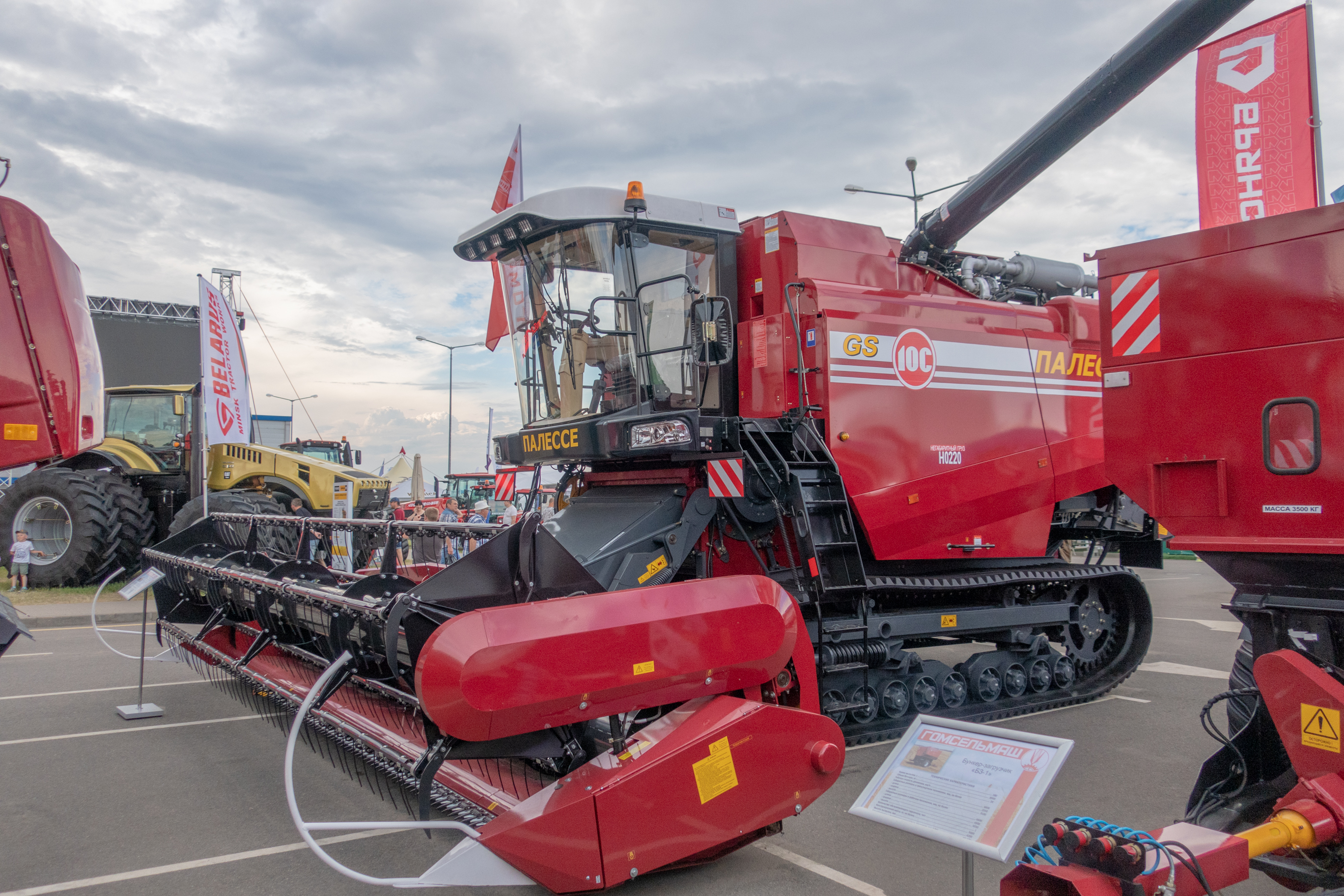 Файл:Gomselmash Palesse GS 10C harvester.jpg — Википедия