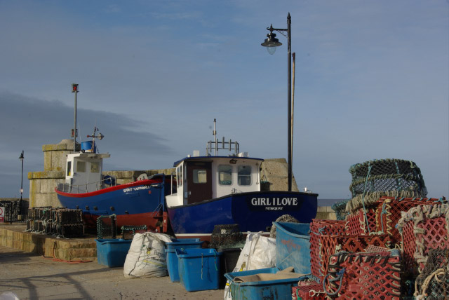 File:Harbour wall, Newquay - geograph.org.uk - 1226911.jpg