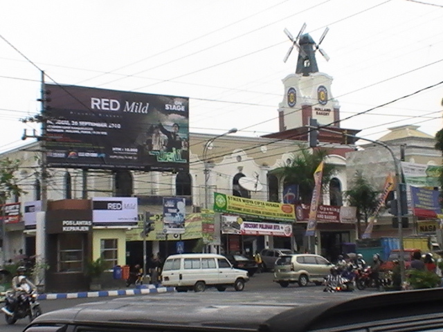 File:Holland Bakery, simpang Kepanjen, Malang - panoramio.jpg