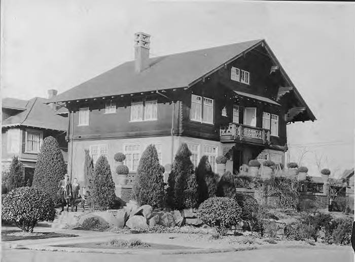 File:House owned by Dr Nils A Johanson at 2800 Broadway East, Seattle, ca 1925 (MOHAI 8415).jpg