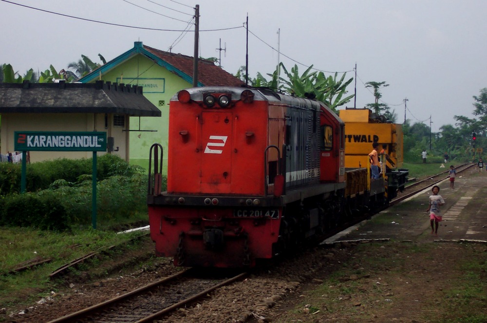 Long hood CC 201 47 (CC 201 83 09) di stasiun Karanggandul