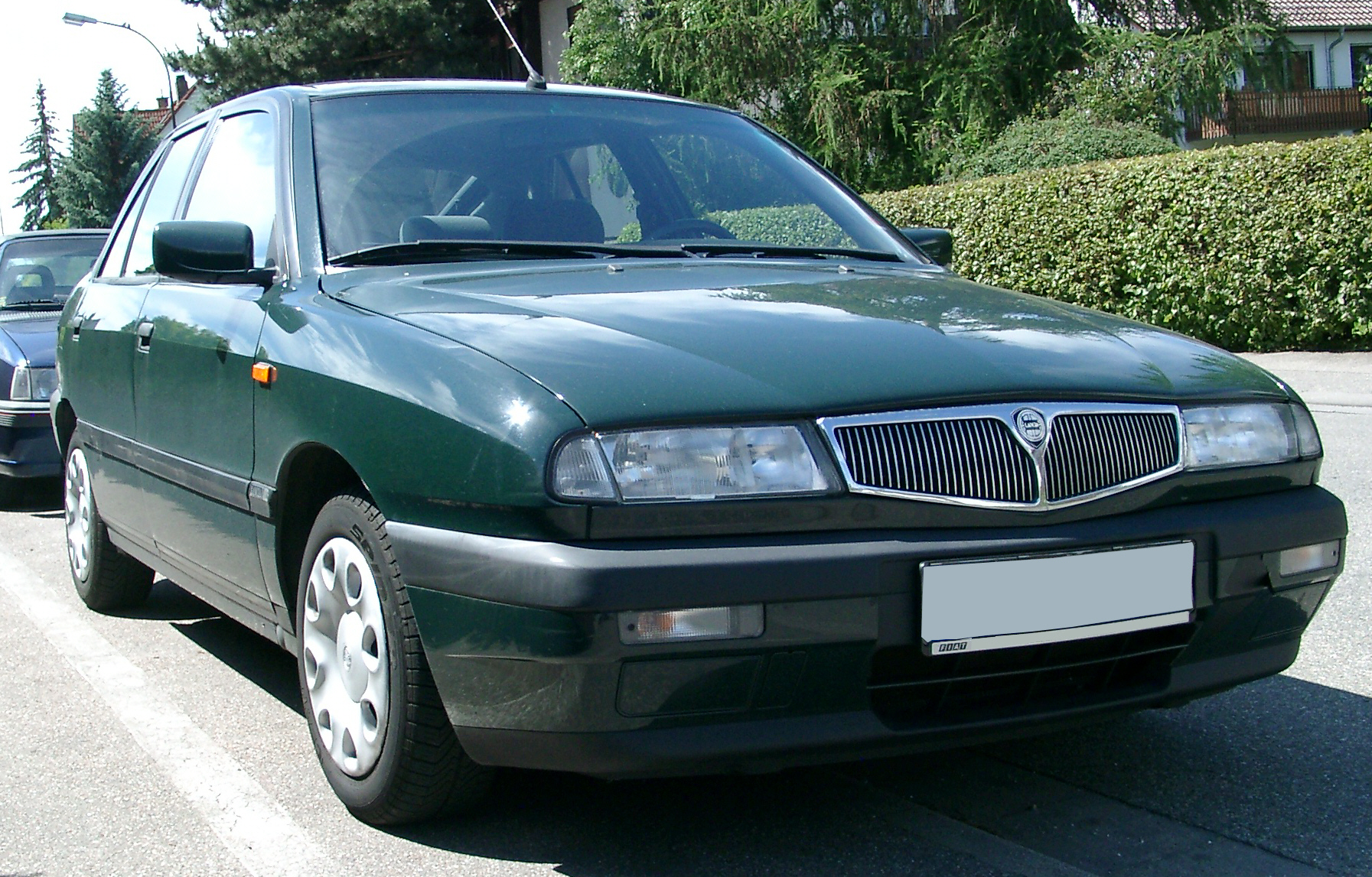 https://upload.wikimedia.org/wikipedia/commons/1/1c/Lancia_Delta_front_20070520.jpg