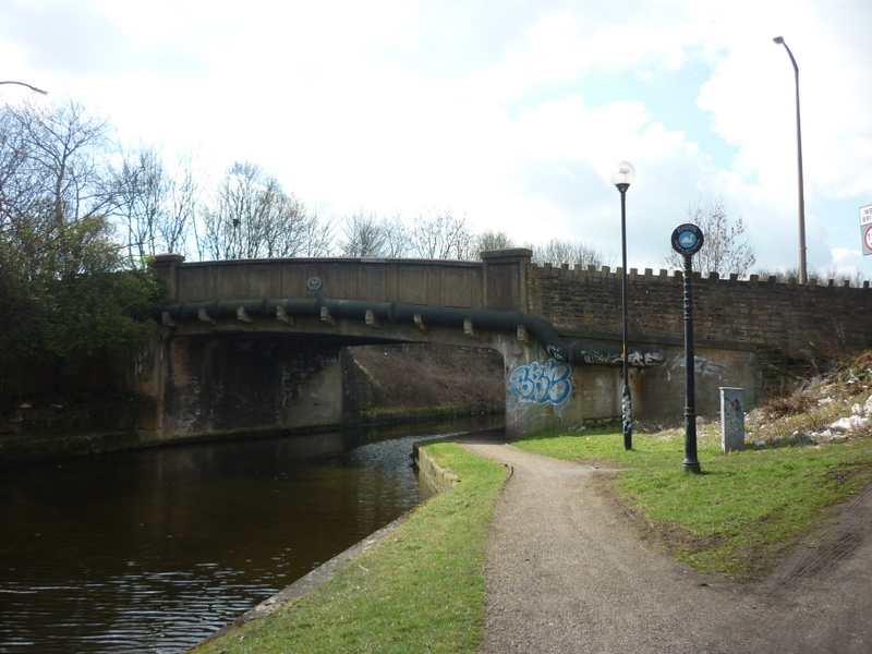 File:Leeds and Liverpool Canal Bridge ^104A - geograph.org.uk - 2315929.jpg