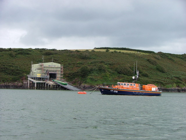 File:Lifeboat and slipway - geograph.org.uk - 966134.jpg