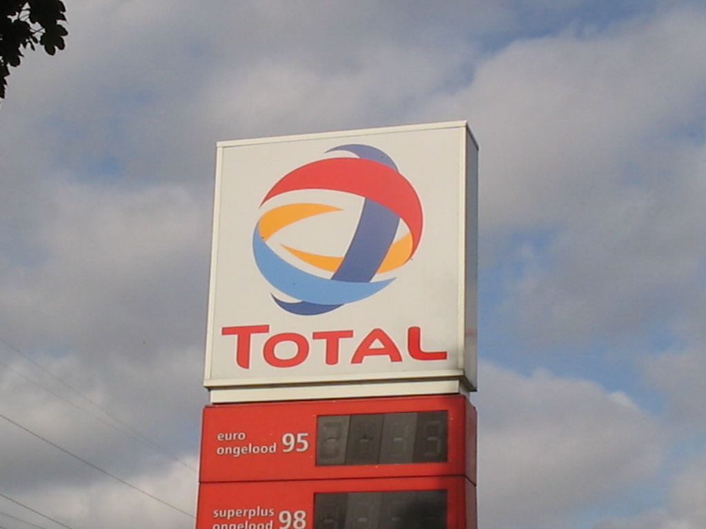 Total uk. Тоталь. Total логотип. Масло тотал лого. Totalenergies Mozambique LNG.