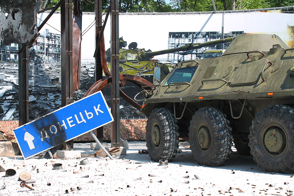 БМП-2 под символическими руинами Донецкого аэропорта