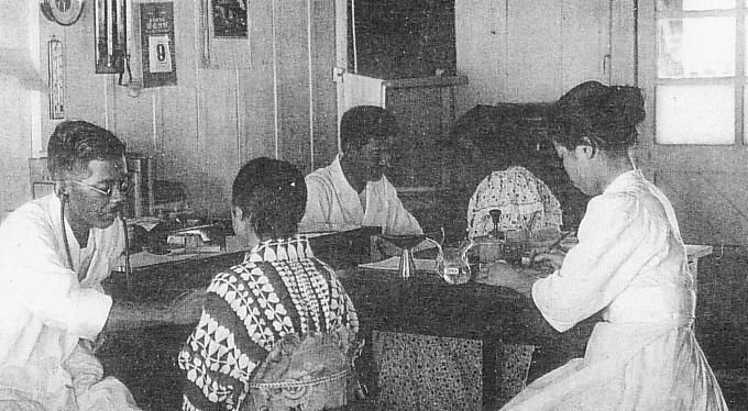 File:Nan'yo-cho Truk Hospital interior.JPG